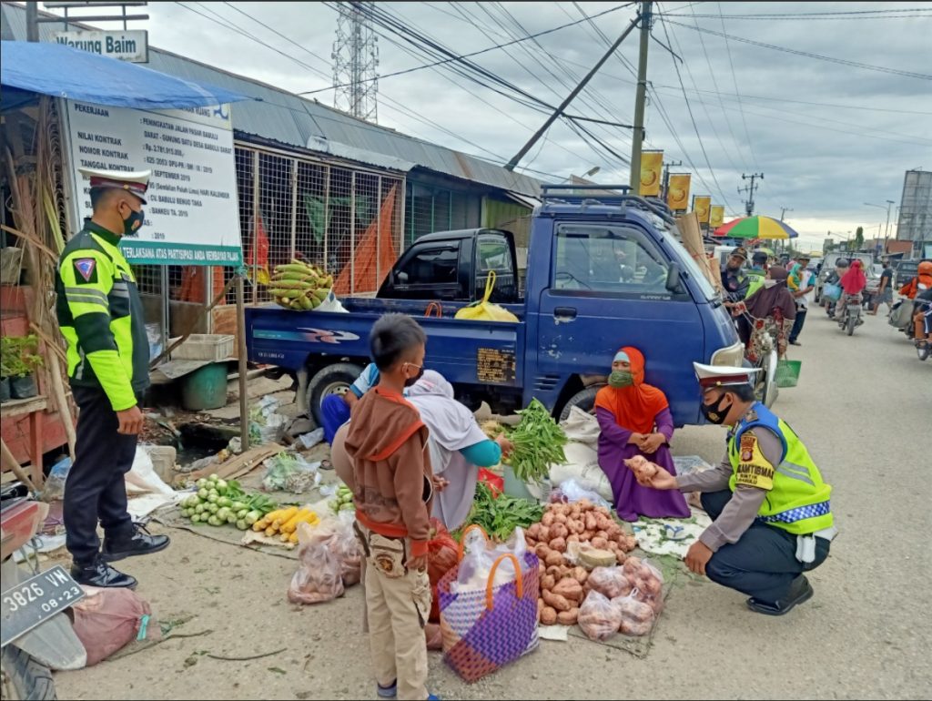 Cegah Penyebaran Covid-19, Polsek Babulu Gencar Sampaikan Prokes Kepada Masyarakat WhatsApp Image 2021 04 11 at 1.45.08 PM