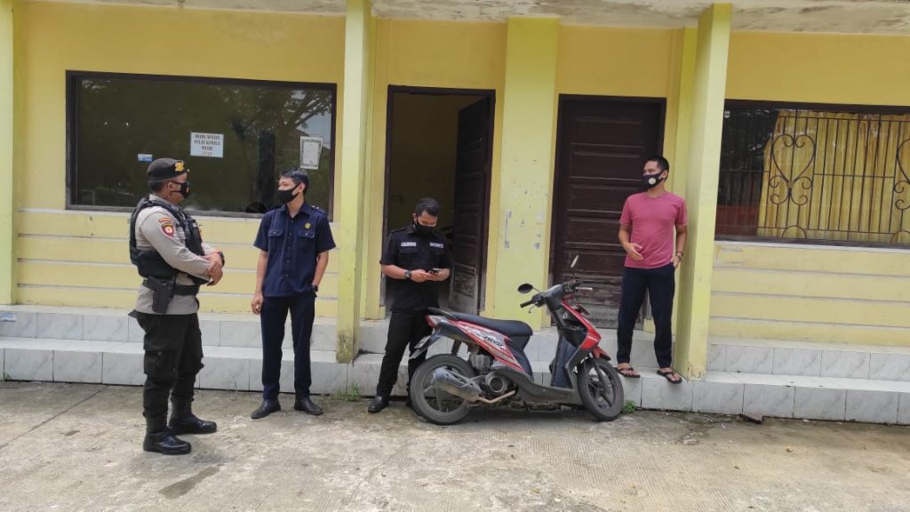 Antisipasi Penyebaran Covid-19, Sat Sabhara Polres Kukar Terus Menghimbau Warga Agar Tetap Patuhi Prokes WhatsApp Image 2021 04 12 at 09.32.11