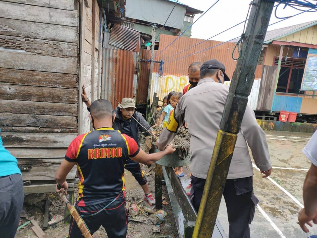 Peduli Lingkungan, TNI-Polri dan Elemen Masyarakat di Samarinda Laksanakan Kerja Bakti WhatsApp Image 2021 04 15 at 2.33.38 PM