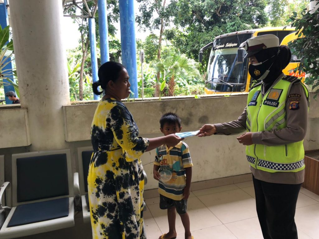 Satgas Preemtif Ops Keselamatan Mahakam 2021 Bagikan Masker dan Sosialisasikan Larangan Mudik WhatsApp Image 2021 04 16 at 9.54.01 AM