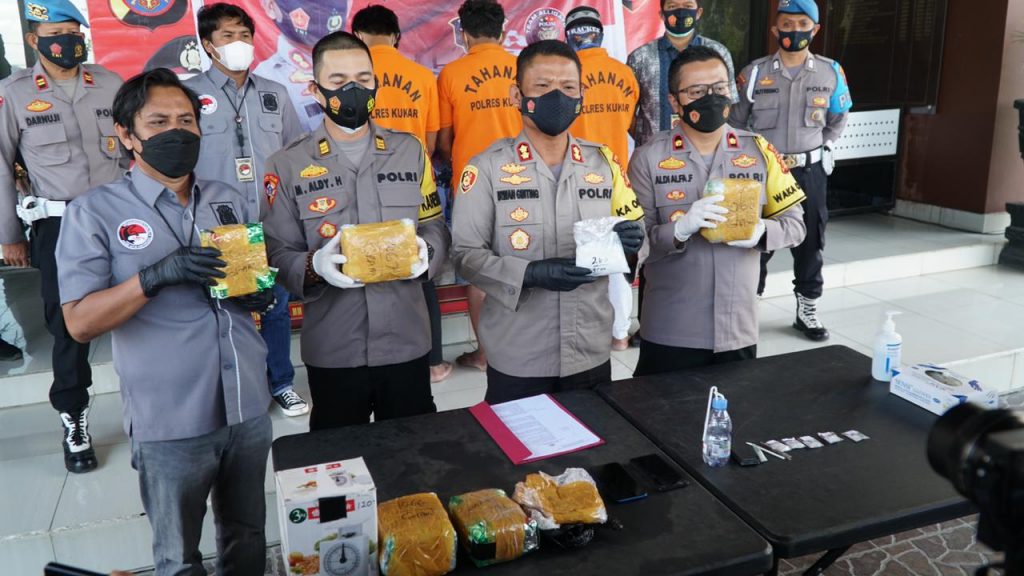 Ungkap Peredaran Narkoba, Polres Kukar Berhasil Bekuk 3 Pelaku dan Sita 5,6 Kg Sabu WhatsApp Image 2021 04 17 at 9.46.10 AM