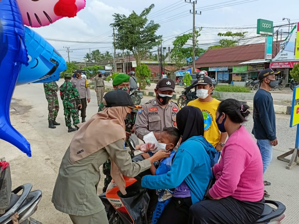 Bagikan Masker Saat Operasi Yustisi, Polsek Palaran Ingatkan Warga Patuhi Prokes WhatsApp Image 2021 04 20 at 08.40.02