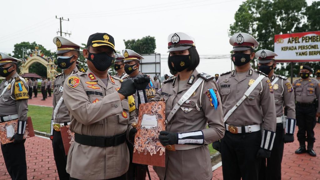 Berprestasi, Sebanyak 17 Personil Polres Kukar Terima Penghargaan WhatsApp Image 2021 04 20 at 9.41.35 AM