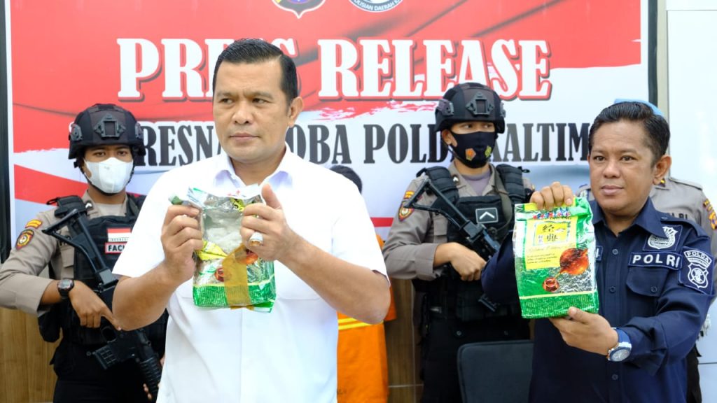 Ringkus Seorang Pelaku, Ditresnarkoba Polda Kaltim Berhasil Gagalkan Peredaran 2 Kg Sabu WhatsApp Image 2021 04 21 at 11.30.54 AM