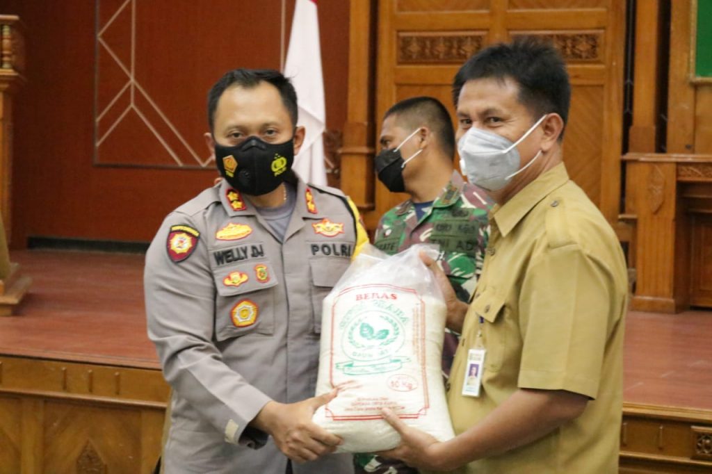 Kapolres Hadiri Penyerahan Secara Simbolis Beras Produksi Petani di Kutai Timur WhatsApp Image 2021 04 28 at 15.20.45