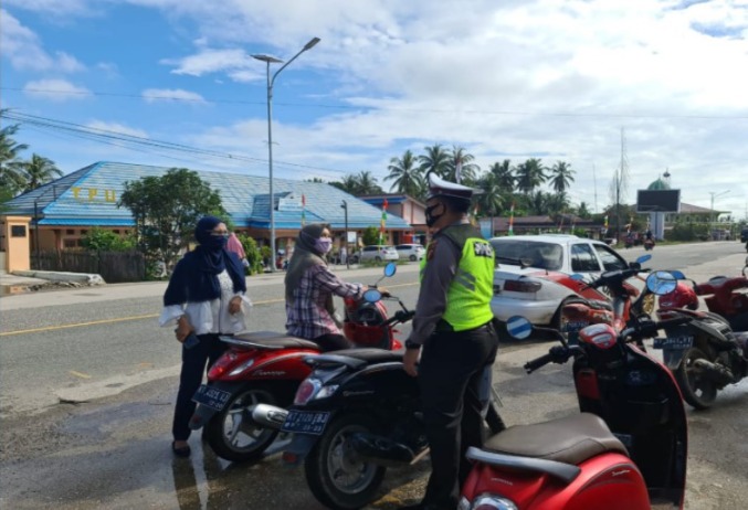 Polsek Waru Rutin Laksanakan Patroli dan Sampaikan Himbauan Prokes Kepada Warga WhatsApp Image 2021 04 29 at 9.19.27 AM