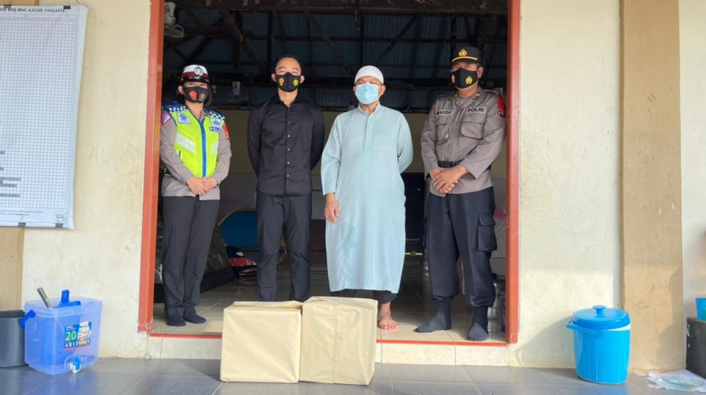 Akhir Ramadhan 1442 H, Polres Kutim Bagikan Takjil Ke Pesantren 10 3