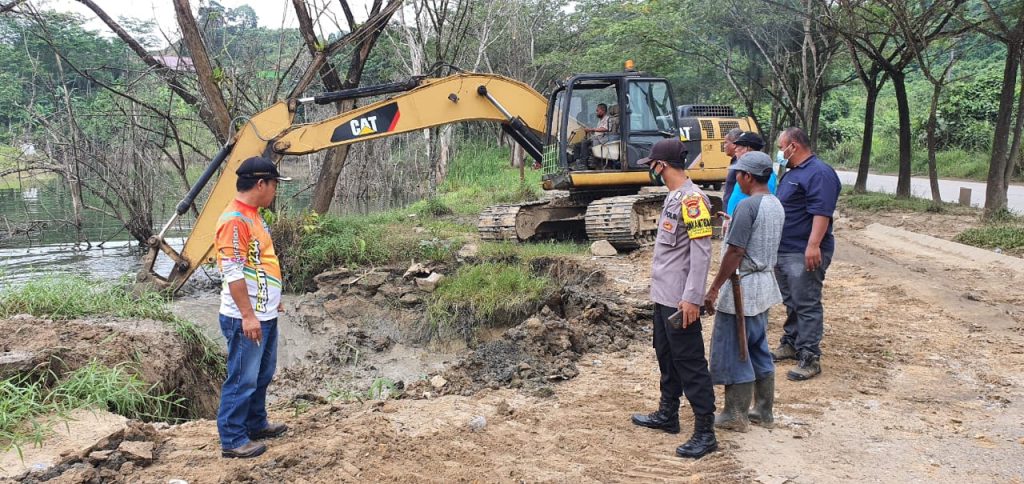 Antisipasi Banjir, Bhabinkamtibmas Simpang Pasir Bersama Camat dan Warga Laksanakan Giat Normalisasi Dranaise 2 11
