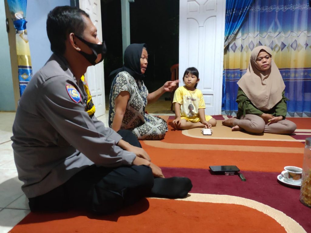 Pantau Sitkamtibmas, Kanit Binmas Polsek Sangasanga Lakukan Sambang dan Berdialog dengan Masyarakat 2 7