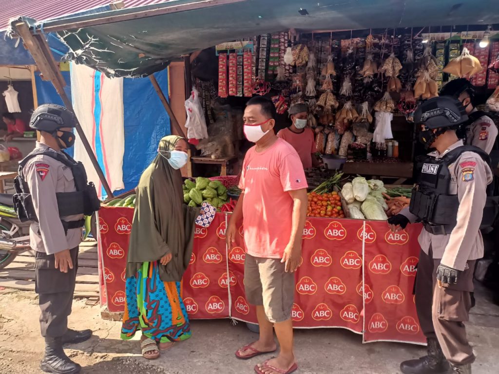 Pantau Aktivitas di Pasar Tradisional, Brimob Kaltim Tekankan Warga Agar Jaga Pola Hidup Sehat 3 11