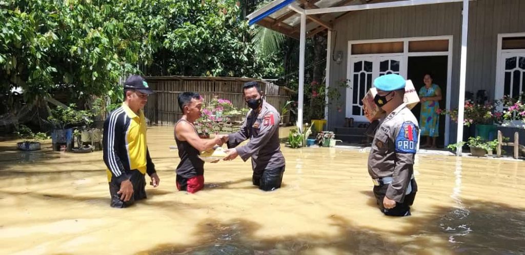 Tumbit Dayak Terendam Banjir, Kapolsek Sambaliung Berikan Bantuan 3 5