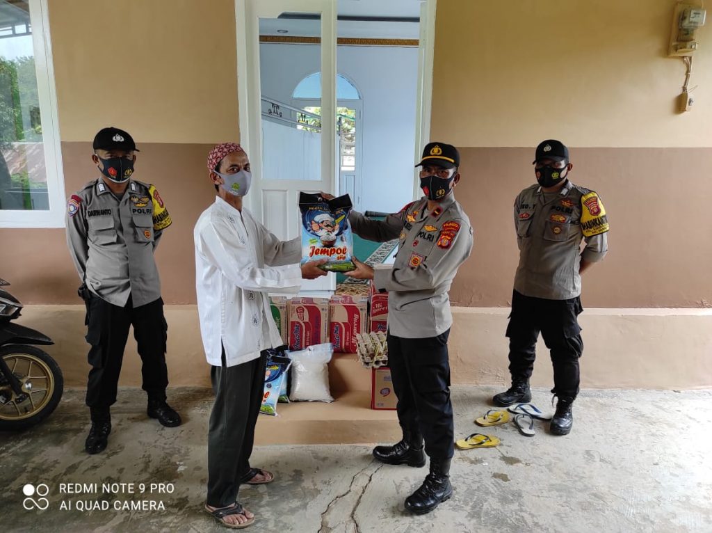 Indahnya Berbagi Ditengah Pandemi, Bhabinkamtibmas Polsek Samarinda Kota Berbagi Sembako kepada Kaum Masjid Darussalam 4 2