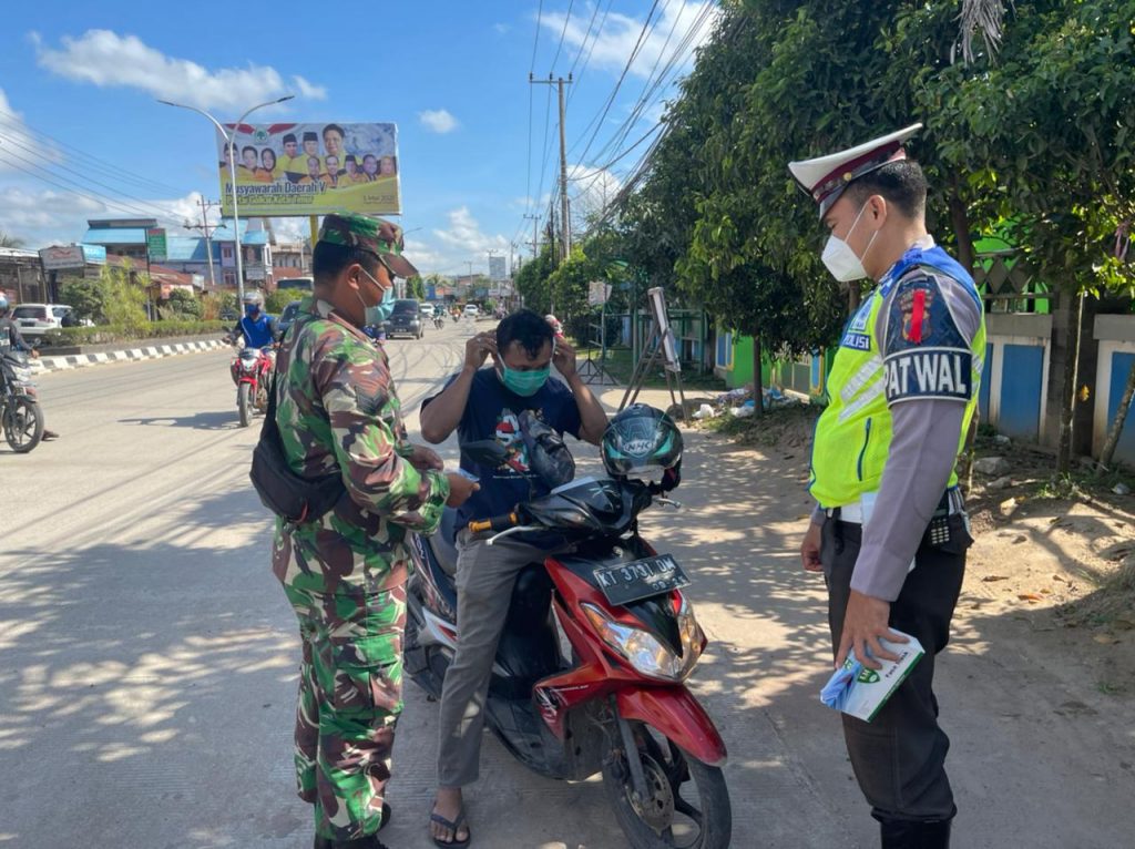 Peduli Kesehatan Masyarakat Ditengah Wabah Covid–19, Polres Kutim Bagikan Masker kepada Pengendara 4 6