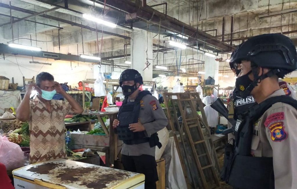 Sambang ke Pasar, Brimob Kaltim Himbau Pengunjung dan Pedagang Patuhi Prokes 5 4