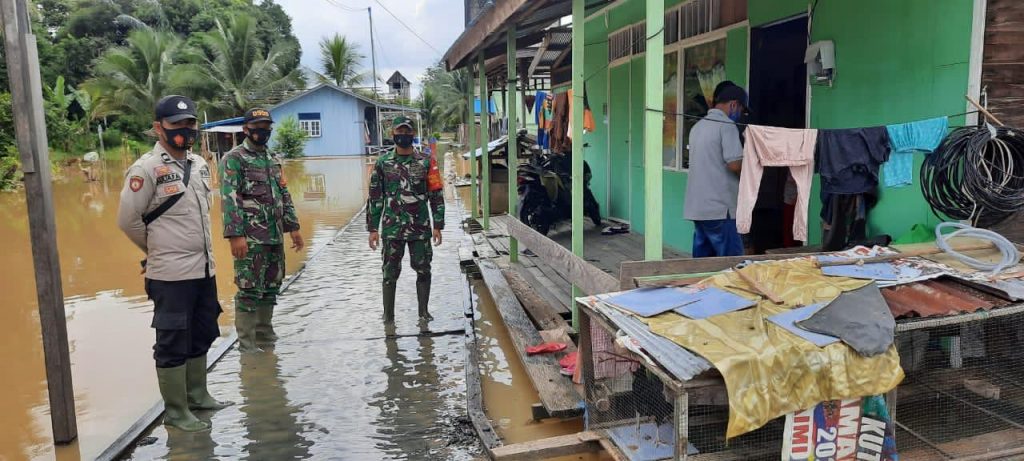 Antisipasi Tindak Kejahatan Ditengah Bencana Banjir, Personil Polsek Muara Bengkal Laksanakan Patroli Keliling Rumah Warga 5 6