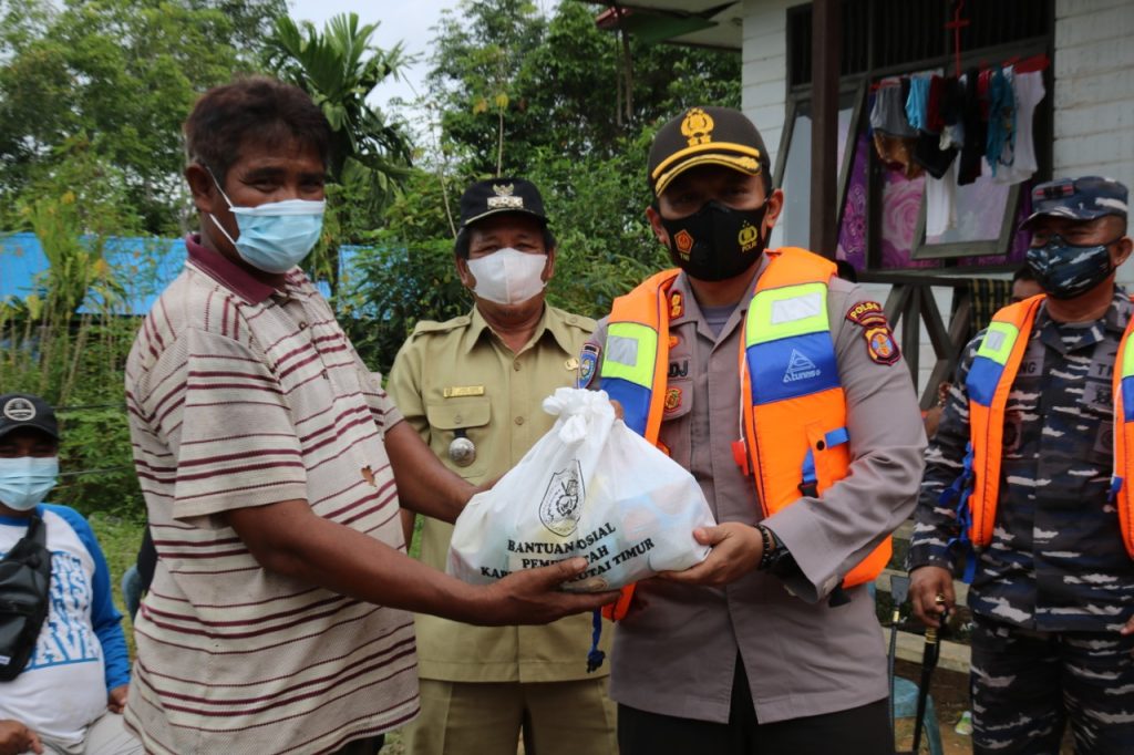 Tinjau Lokasi Banjir, Kapolres Kutim Bersama Unsur FKPD Bagikan Paket Sembako di Kec. Telen 6 11