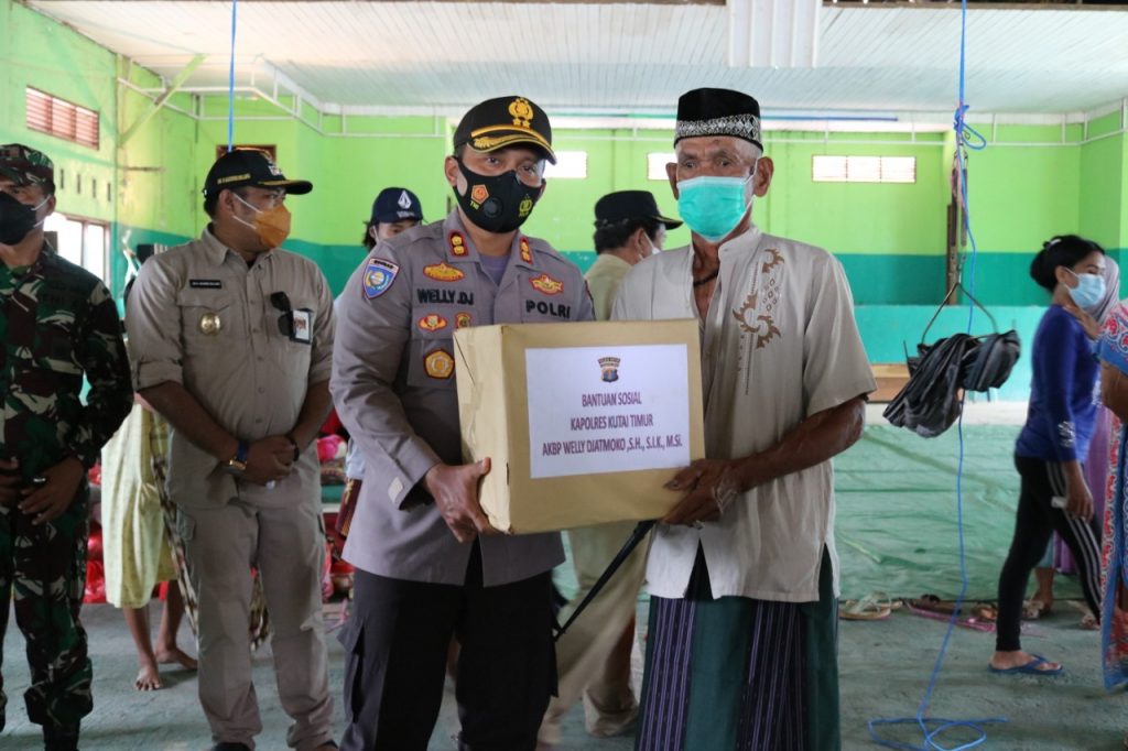 Tinjau Lokasi Banjir, Kapolres Kutim Bersama Unsur FKPD Bagikan Paket Sembako di Kec. Telen 1 7 11