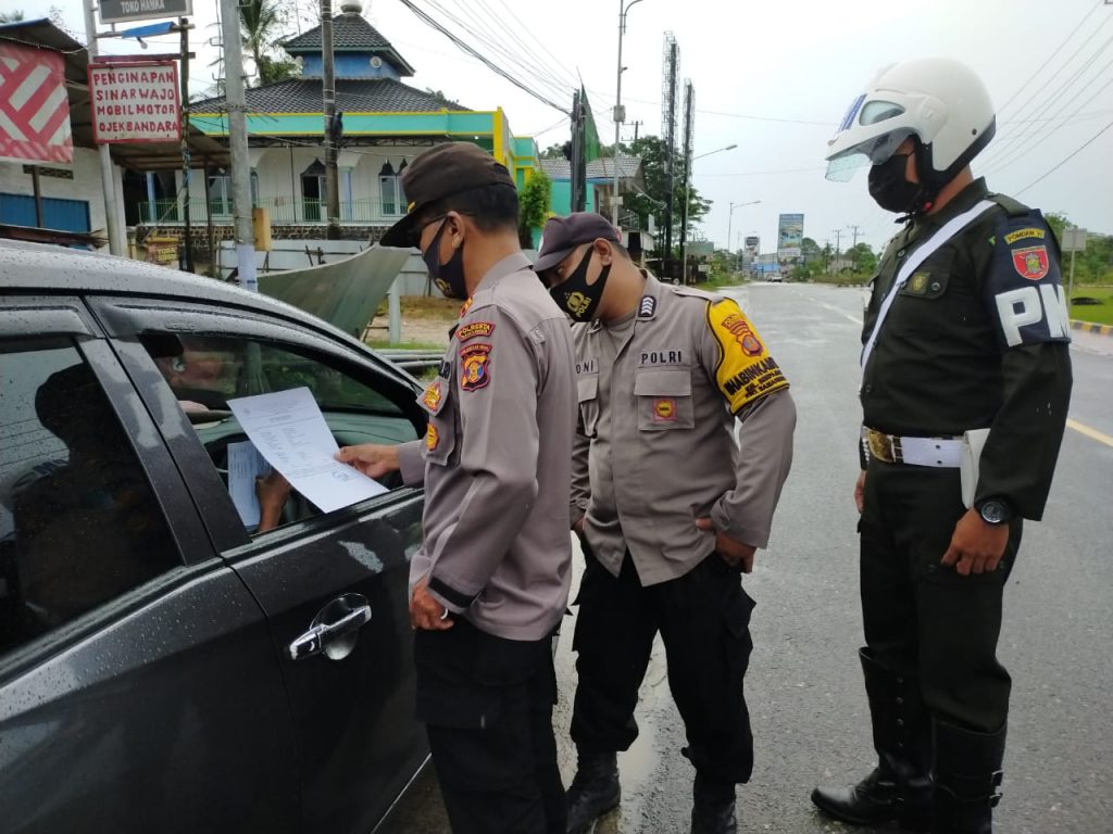 Cegah Mudik, Petugas Gabungan Lakukan Pemeriksaan Kendaraan di Pos Pam Bandara APT Pranoto Samarinda 7 4