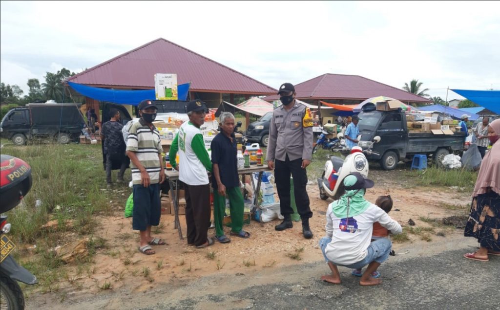 Cegah Penyebaran Covid-19, Polsek Babulu Beri Himbauan Ditengah Keramaian Pasar Tradisional 8 7