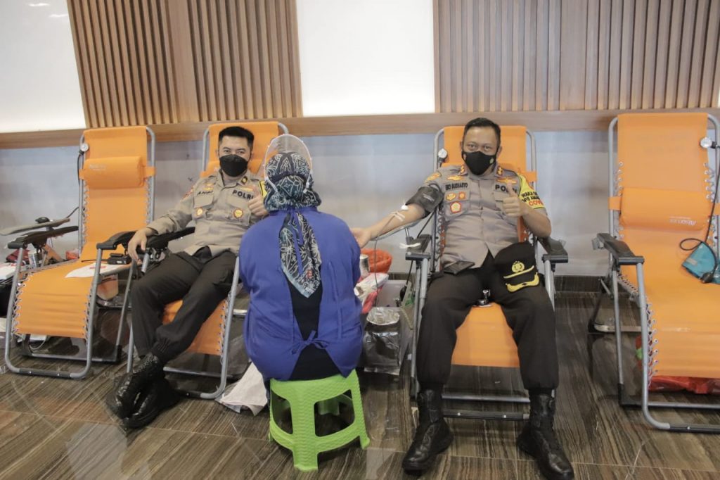 Aksi Kemanusiaan, Wakapolresta Samarinda Ikuti Bakti Sosial Donor Darah WhatsApp Image 2021 05 02 at 7.23.37 AM