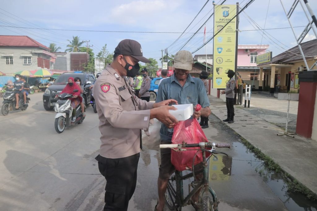 Personil Polsek Samarinda Seberang dan Bhayangkari Bagikan Puluhan Paket Berbuka Puasa WhatsApp Image 2021 05 02 at 8.59.57 AM
