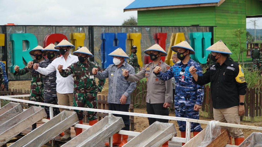 Tinjau PPKM Skala Mikro dan Ketahanan Pangan di Kukar, Gubernur Kaltim Minta Warga Tetap Patuhi Protokol Kesehatan WhatsApp Image 2021 05 06 at 2.49.47 PM