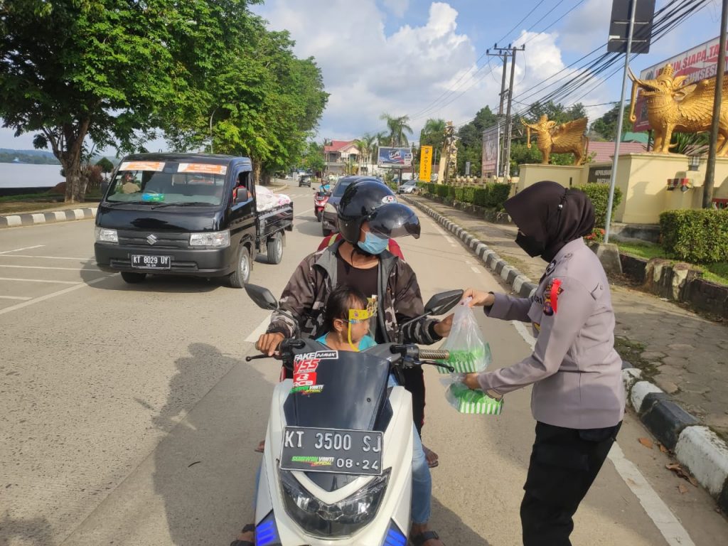 Polres Kukar Bagi Takjil dan Sosialisasikan Protokol Kesehatan Kepada Para Pengendara WhatsApp Image 2021 05 07 at 6.29.05 AM