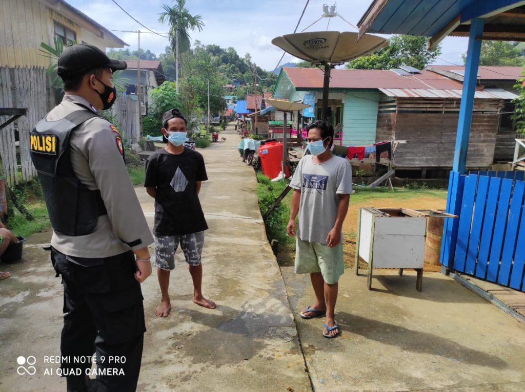 Patroli Dialogis, Bhabinkamtibmas Long Apari Sampaikan Himbauan Protokol Kesehatan Kepada Warga WhatsApp Image 2021 05 10 at 11.07.20 AM