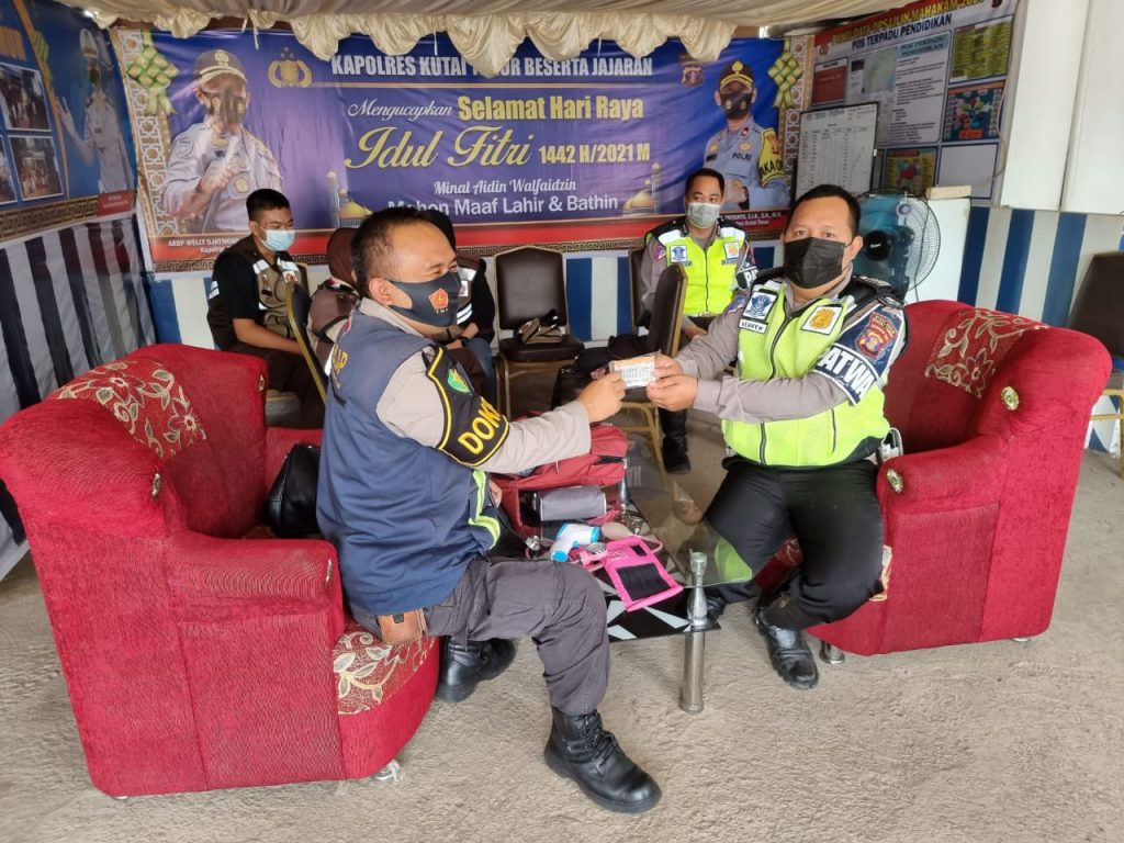 Tim Urkes Polres Kutim Cek Kesehatan Personil di Pos Pengamanan Ops Ketupat Mahakam 2021 WhatsApp Image 2021 05 10 at 12.38.07 PM