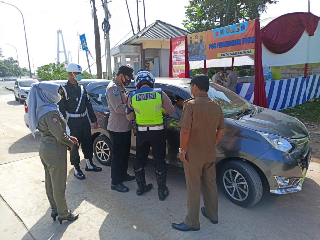 Polresta Samarinda dan Tim Gabungan Lakukan Pemeriksaan Kendaraan dan Antigen di Pos Penyekatan Mahkota II WhatsApp Image 2021 05 11 at 8.02.49 AM