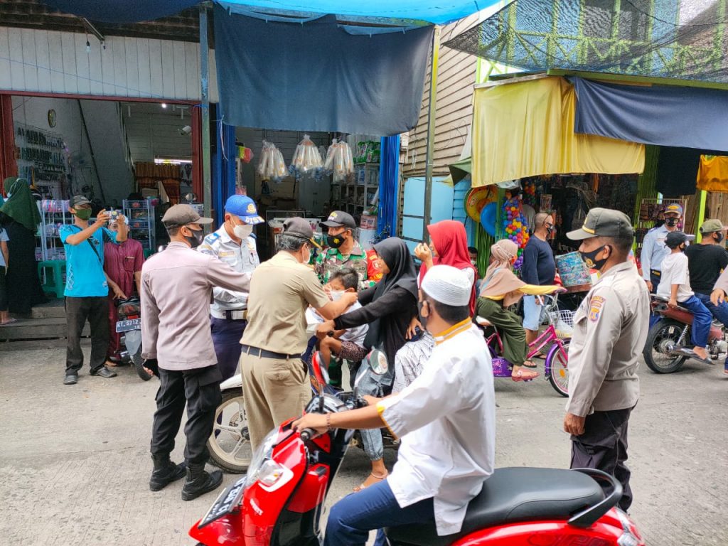 Polsek Muara Muntai Tingkatkan Operasi Yustisi di Pusat Keramaian WhatsApp Image 2021 05 15 at 09.51.41