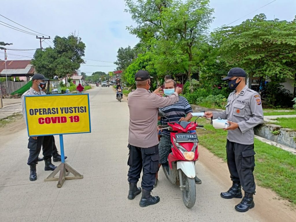 Polsek Palaran Gelar Operasi Yustisi Pasca Lebaran dan Bagikan Masker Kepada Warga WhatsApp Image 2021 05 18 at 10.04.57 AM