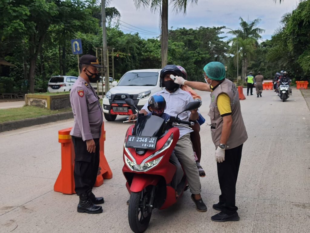 Minimalisir Penyebaran Covid-19, Polres Kukar dan Petugas Gabungan Sigap Lakukan Pemeriksaan di Pos Penyekatan WhatsApp Image 2021 05 19 at 8.49.35 AM