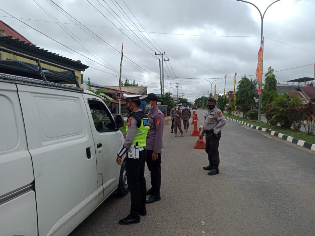 Cegah Penyebaran Covid-19, Personil Polres Kutim Tertibkan Masyarakat Terkait Prokes WhatsApp Image 2021 05 21 at 13.33.49