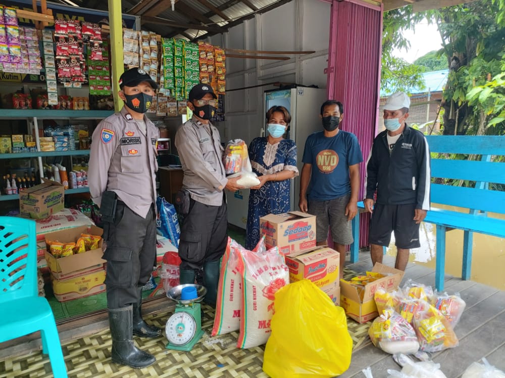 Tinjau Warga Kelinjau Ulu, Polsek Muara Ancalong Bagikan 25 Paket Sembako WhatsApp Image 2021 05 21 at 13.48.15