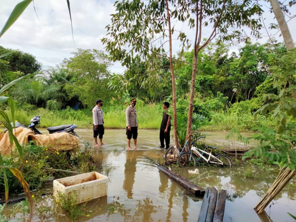 Kapolsek Kembang Janggut Turun Langsung Pantau ke Desa Yang Terdampak Banjir WhatsApp Image 2021 05 23 at 10.20.03