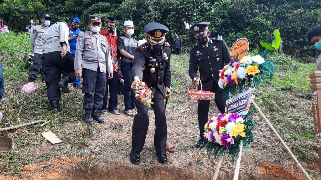 Turut Berduka Cita, Kapolres Pimpin Pemakaman Kanit Satpolairud Polres Berau WhatsApp Image 2021 05 28 at 10.45.38