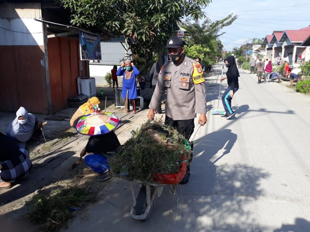 Wujudkan Kampung Sehat, Bhabinkamtibmas Polsek Palaran Gotong Royong Bersama Warga WhatsApp Image 2021 05 29 at 13.24.50