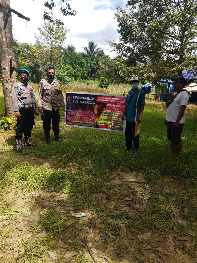 Cegah Karhutla, Polsek Loa Janan Beri Himbauan Melalui Spanduk WhatsApp Image 2021 05 30 at 08.58.27