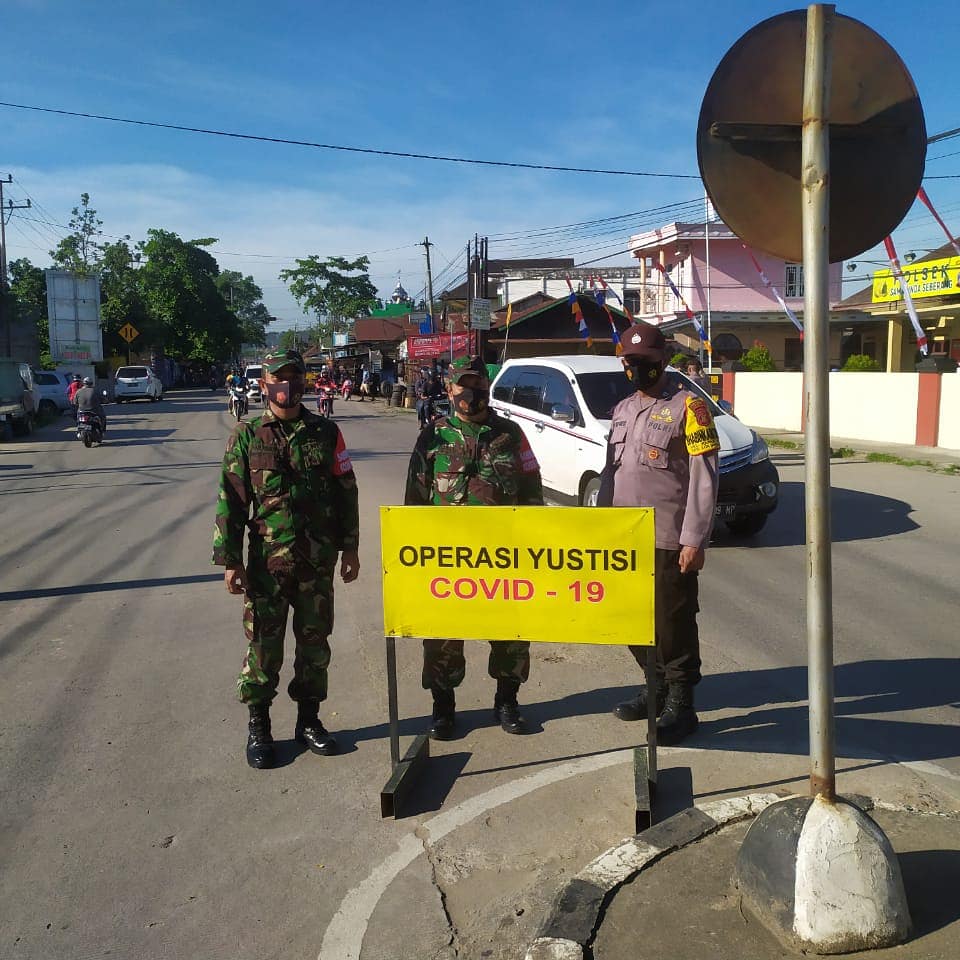 Gencarkan Operasi Yustisi Covid-19, Polsek dan Koramil Samarinda Seberang Bagikan Masker kepada Masyarakat 1 10