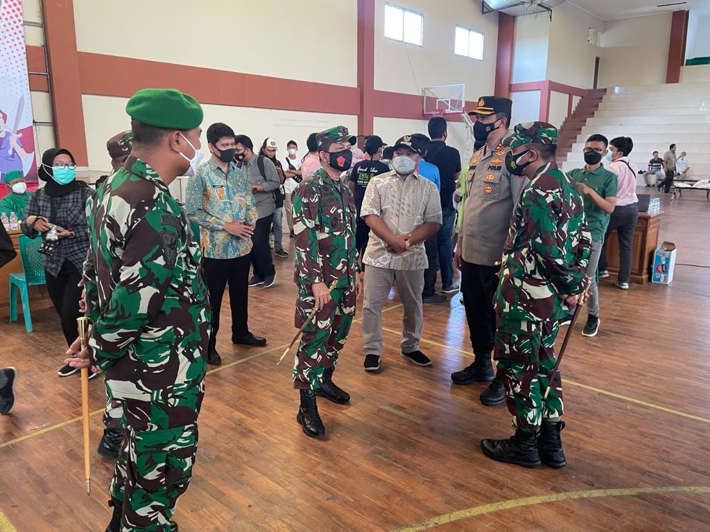 Kapolres Berau Dampingi Danrem 091/ASN Tinjau Lokasi Serbuan Satu Juta Vaksinasi 1 11