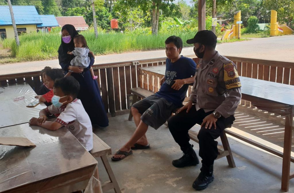 Sambangi Warga, Polsek Sangasanga Sampaikan Himbauan Kamtibmas Dan Patuhi Prokes 2 2
