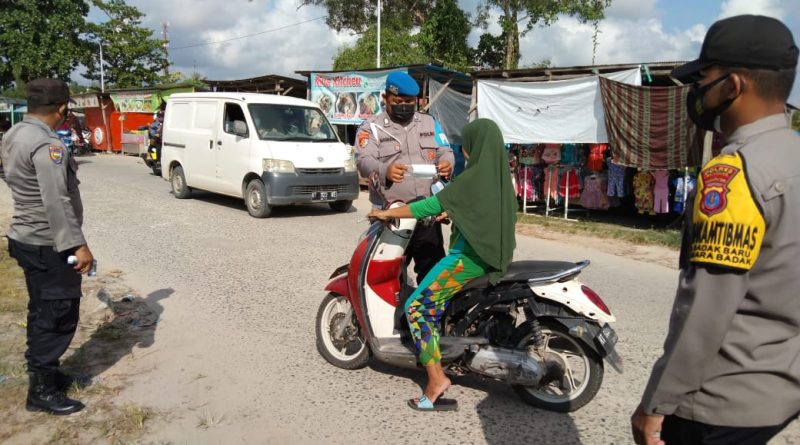Cegah Penyebaran Covid-19, Polsek Muara Badak Laksanakan Ops Yustisi dan Bagikan Masker 3 3