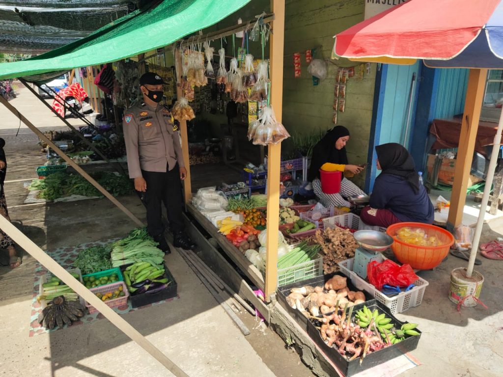 Antisipasi Penyebaran Covid-19, Personel Polsek Sebulu Himbau Prokes ke Pedagang Pasar 3 7