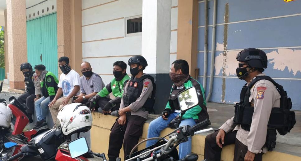 Blusukan Kamtibmas, Brimob Kaltim Ajak Masyarakat Balikpapan Patuh Prokes 3 9