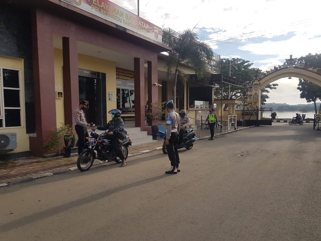 Antisipasi Penularan Covid-19, Polres Kukar Cek Suhu Tubuh Personel Sebelum Memasuki Mako 4 8
