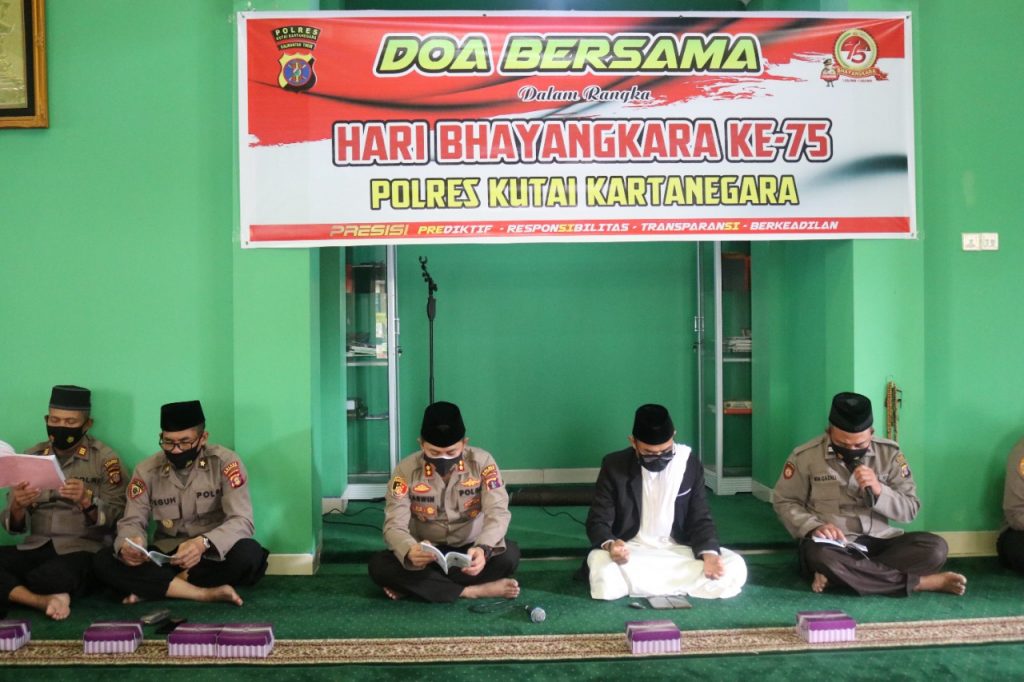 Polres Kukar Gelar Doa Bersama Dalam Rangka Menyongsong Hari Bhayangkara Ke-75 5 10