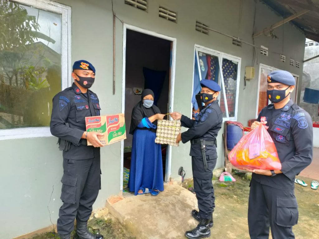 Pandemi Covid-19 Belum Berakhir, Brimob Kaltim Bagikan Sembako Masyarakat Kurang Mampu 5 2