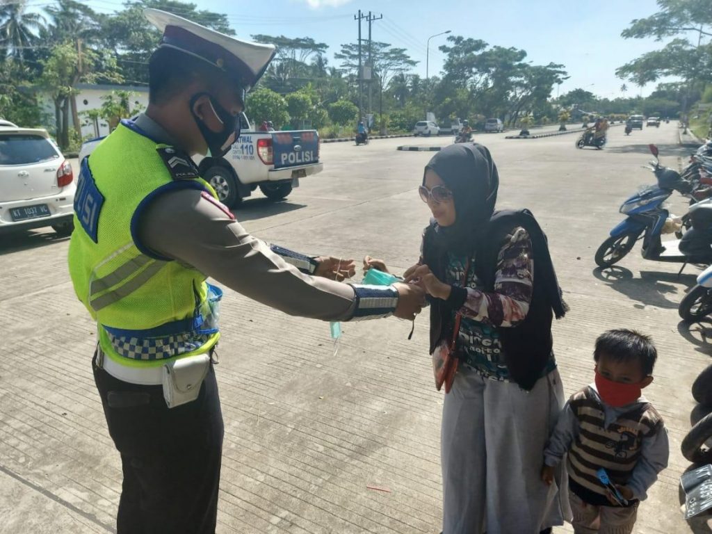 Tekan Penularan Covid-19, Sat Lantas Polres PPU Kembali Bagikan Masker Gratis kepada Masyarakat 5 3