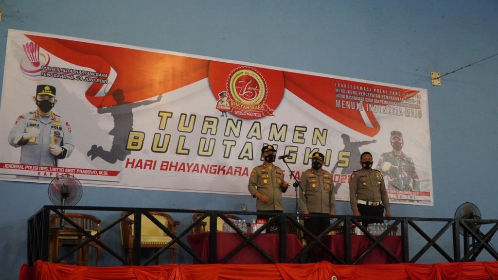 Sambut Hari Bhayangkara Ke-75, Polres Kukar Meriahkan dengan Lomba Bulu Tangkis 6 9
